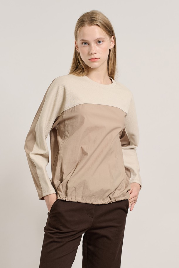 [25WT] 배색 져지 블라우스 - LIGHT BEIGE A5W9X40371는 여성스러운 스타일을 연출하는 블라우스입니다. 라이트 베이지와 브라운 컬러의 배색 디자인이 돋보이며, 얇고 부드러운 져지 소재로 제작되어 편안한 착용감을 선사합니다. 라운드넥과 7부 소매 기장, 레귤러핏 디자인으로 어떤 하의와도 잘 어울려 출근룩 또는 모임룩으로 활용하기 좋습니다. 미니멀하고 베이직한 스타일로, 봄, 가을 시즌에 제격입니다.
