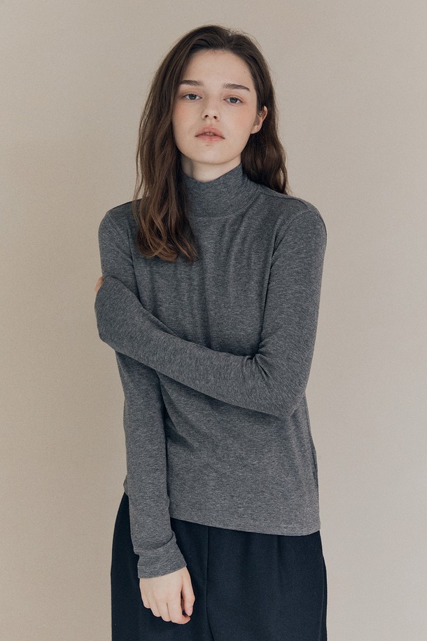 [25WT] 베이직 져지 풀오버는 여성용 풀오버로, 가을과 겨울에 따뜻하게 입을 수 있는 두꺼운 져지 소재의 제품입니다. 라이트 그레이 색상의 무지 디자인에 레귤러핏과 터틀넥이 적용되어 베이직하면서도 세련된 스타일을 연출합니다. 긴 소매 기장과 부드러운 촉감으로 편안한 착용감을 선사하며, 데일리 아이템으로 활용하기 좋습니다. 클래식, 미니멀, 캐주얼 등 다양한 스타일과 매치하여 폭넓게 활용할 수 있습니다.
