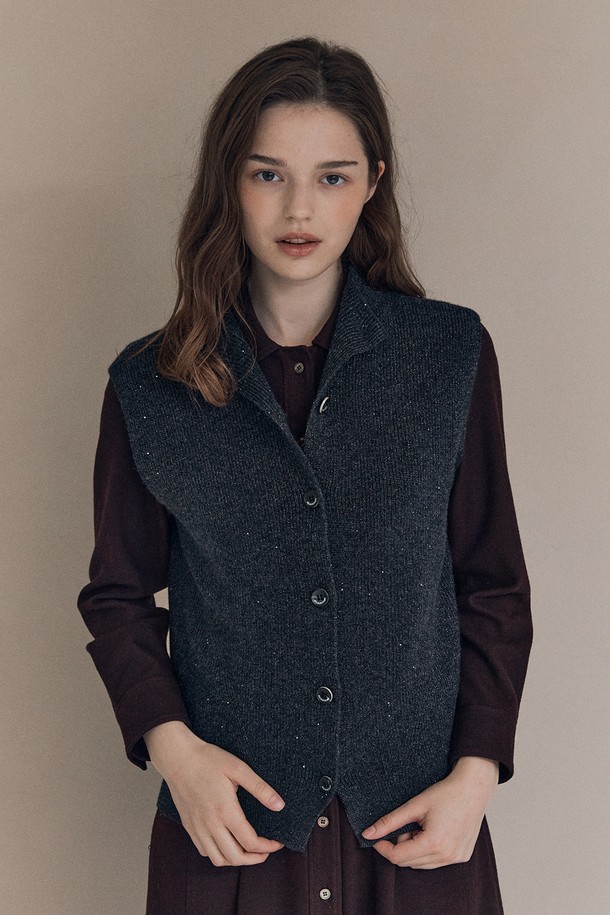 [25WT] 투웨이 글리터리 베스트 - CHARCOAL GRAY A5WAK51198는 차콜 그레이 색상의 여성용 베스트입니다. 울 소재로 제작되어 가을, 겨울에 착용하기 좋으며, 라운드넥에 레귤러핏으로 제작되었습니다. 베이직하면서도 클래식한 스타일을 연출하며, 글리터 패턴과 투웨이 디자인이 특징입니다. 출근룩과 모임룩 모두에 활용 가능하며, 뻣뻣한 촉감과 두꺼운 두께감으로 따뜻함을 더합니다.
