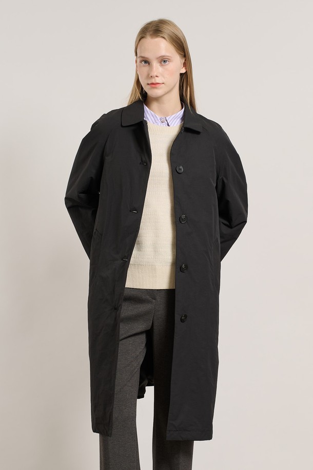 [25WT] 래글런 라이너 트랜치코트 - BLACK A5WAN71199는 여성용 아우터로, 봄/가을 계절에 착용하기 좋은 블랙 컬러의 트렌치코트입니다. 래글런 슬리브 디자인과 탈부착 가능한 라이너가 특징이며, 레귤러핏으로 제작되어 편안한 착용감을 선사합니다. 무지 패턴에 싱글 버튼 여밈 방식으로, 클래식하면서도 베이직한 스타일을 연출하며, 부드러운 폴리에스테르 소재로 제작되어 촉감이 좋습니다. 오피스룩, 출근룩, 모임룩 등 다양한 TPO에 활용 가능하며, 미니멀하고 시크한 스타일을 완성합니다.
