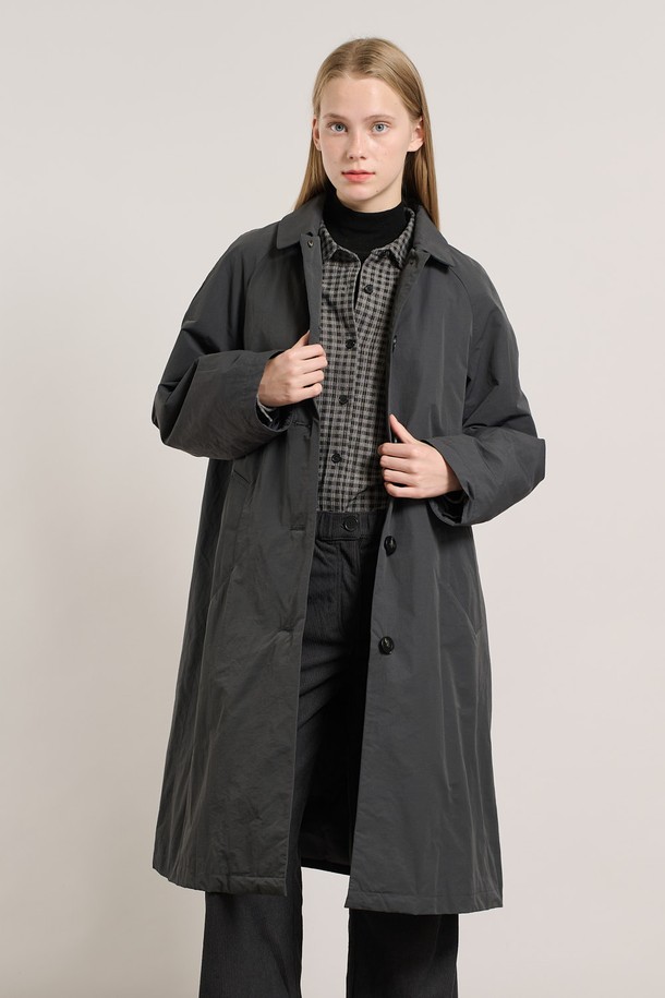 [25WT] 래글런 라이너 트랜치코트 - CHARCOAL GRAY A5WAN71198는 여성용 트렌치코트입니다. 차콜 그레이 색상의 무지 디자인으로, 클래식하고 베이직한 스타일을 연출합니다. 봄, 가을에 적합하며, 래글런 슬리브와 라이너 분리 기능이 특징입니다. 레귤러핏과 싱글버튼 여밈으로, 출근룩, 오피스룩, 모임룩 등 다양한 TPO에 활용 가능합니다. 부드러운 폴리에스테르 소재로 제작되었으며, 레귤러 기장의 긴 소매 트렌치코트입니다.
