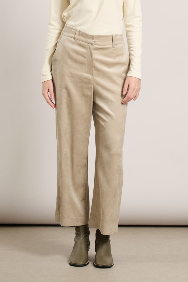 [25WT] 코듀로이 와이드 팬츠는 가을, 겨울 시즌에 어울리는 여성용 코듀로이 와이드 팬츠입니다. 라이트 베이지 컬러의 무지 디자인으로, 베이직하면서도 캐주얼한 스타일을 연출합니다. 루즈핏으로 편안하게 착용 가능하며, 두꺼운 두께감과 부드러운 촉감의 코듀로이 소재가 따뜻한 착용감을 선사합니다. 출근룩이나 모임룩 등 다양한 TPO에 활용 가능하며, 캐주얼, 클래식, 미니멀 스타일 모두 소화할 수 있습니다. 와이드한 실루엣이 특징이며, 밴딩 처리가 없는 디자인입니다.
