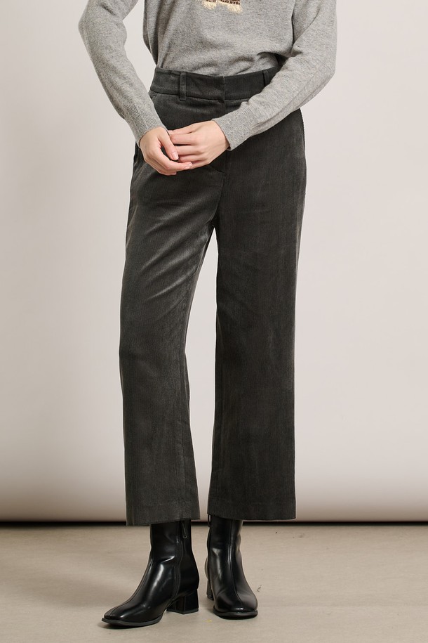 [25WT] 코듀로이 와이드 팬츠 - DARK GRAY A5WAP32217는 여성용 바지로, 가을과 겨울에 착용하기 좋은 두께감 있는 코듀로이 소재의 와이드 핏 팬츠입니다. 짙은 다크 그레이 컬러에 무지 패턴으로 디자인되어 캐주얼, 미니멀, 클래식 스타일을 연출하기 좋습니다. 출근룩으로 활용하기 좋으며, 편안하면서도 세련된 스타일을 완성해 줍니다. 밴딩이 없는 긴 기장의 바지로, 와이드한 핏이 특징입니다.
