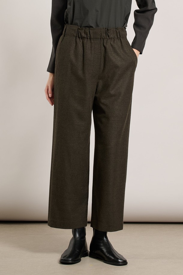 [25WT] 밴딩 와이드 팬츠 - 다크 카키 A5WAP32383은 캐주얼, 미니멀, 클래식 스타일을 아우르는 여성용 와이드 팬츠입니다. 톤 다운된 다크 카키 컬러로 가을, 겨울 시즌에 어울리는 차분한 분위기를 연출합니다. 밴딩 처리로 편안한 착용감을 제공하며, 루즈핏 디자인으로 활동성을 높였습니다. 일상에서 편안하게 착용할 수 있으며, 출근룩으로도 활용 가능한 실용적인 아이템입니다. 
