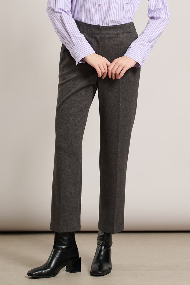 [25WT] 와끼밴딩 일자핏 팬츠 - CHARCOAL GRAY A5WAP38498는 여성 의류로, 베이직한 스타일의 일상복 및 출근룩으로 활용하기 좋은 긴바지입니다. 차콜 그레이 컬러의 무지 디자인으로 미니멀, 클래식, 캐주얼 등 다양한 스타일을 연출할 수 있습니다. 허리 부분 와끼밴딩 디테일로 편안한 착용감을 제공하며, 다리가 길어 보이는 일자핏 디자인이 특징입니다. 사계절 모두 활용 가능한 실용적인 아이템입니다.
