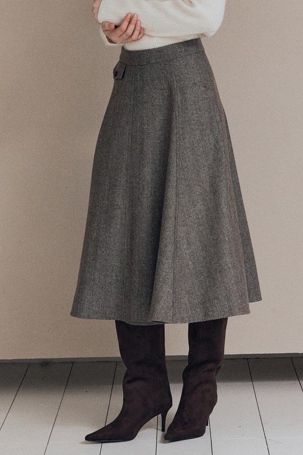 [25WT] 헤링본 플레어 스커트 - BROWN A5WAS21374는 클래식하고 베이직한 스타일의 여성용 플레어 스커트입니다. 브라운 컬러의 울 소재로 제작되어 가을과 겨울에 따뜻하게 착용할 수 있으며, 두꺼운 두께감과 뻣뻣한 촉감이 특징입니다. 헤링본 패턴이 돋보이며, A라인 실루엣의 플레어핏으로 여성스러운 분위기를 연출합니다. 오피스룩, 모임룩, 데이트룩 등 다양한 TPO에 활용 가능하며, 미니멀, 시크 스타일을 선호하는 분들께 추천합니다.
