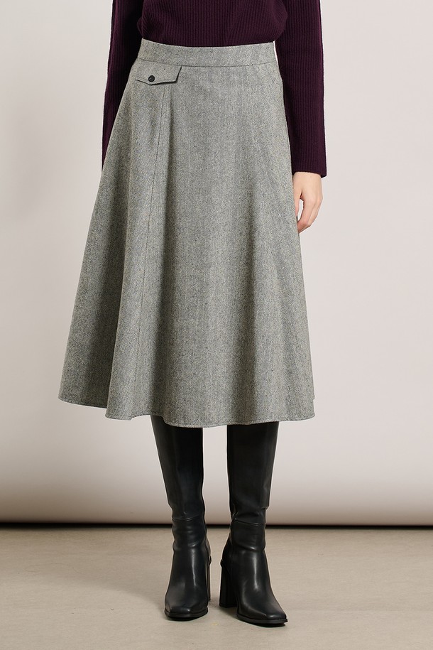 [25WT] 헤링본 플레어 스커트 - BLACK A5WAS21399는 가을, 겨울 시즌에 어울리는 여성용 플레어 스커트입니다. 울 소재로 제작되어 부드러운 촉감과 두꺼운 두께감으로 따뜻하게 착용할 수 있습니다. 클래식하고 베이직한 무드의 블랙 컬러 헤링본 패턴이 특징이며, A라인 실루엣의 플레어핏으로 여성스러운 분위기를 연출합니다. 오피스룩, 출근룩, 모임룩 등 다양한 TPO에 활용 가능하며, 미니멀, 시크 스타일을 선호하는 분들께 추천합니다.
