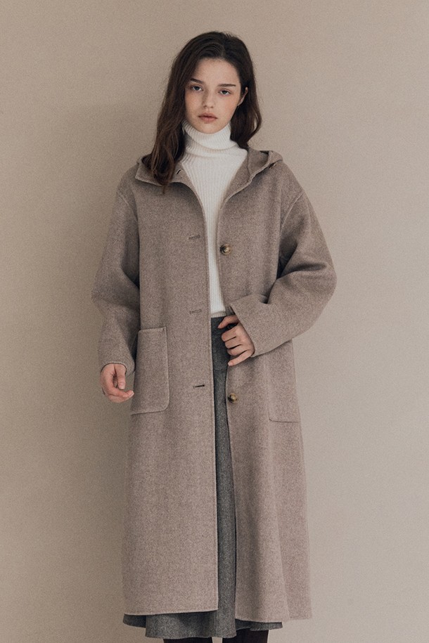 [25WT] 롱후드 핸드메이드코트 - M BEIGE A5WBH83272는 여성 고객을 위한 베이지 색상의 롱 후드 핸드메이드 코트입니다. 가을, 겨울 시즌에 어울리는 두꺼운 울 소재로 제작되어 부드러운 촉감을 선사하며, 루즈핏 디자인으로 편안한 착용감을 제공합니다. 미니멀하고 베이직한 스타일로 출근룩에 활용하기 좋으며, 무지 디자인과 버튼 여밈 방식을 갖추어 깔끔한 실루엣을 연출합니다. 긴 소매 기장의 후드 코트로, 간결하면서도 세련된 분위기를 완성합니다.
