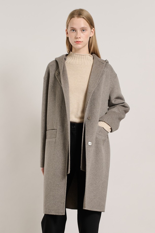 [25WT] 후드 탈부착 핸드메이드 코트 - M BROWN A5WBH83479는 여성 고객을 위한 브라운 컬러의 핸드메이드 코트입니다. 울 소재로 제작되어 가을과 겨울, 두꺼운 두께감으로 따뜻하게 착용할 수 있습니다. 오버핏 디자인에 싱글 버튼 여밈 방식으로, 미니멀하고 클래식한 무드를 연출합니다. 후드가 탈부착 가능하여 다양한 스타일을 소화할 수 있으며, 출근룩, 오피스룩, 모임룩 등 TPO에 맞춰 시크하게 연출하기 좋습니다. 긴 소매 기장의 무지 패턴 코트로, 활용도 높은 데일리 아이템입니다.
