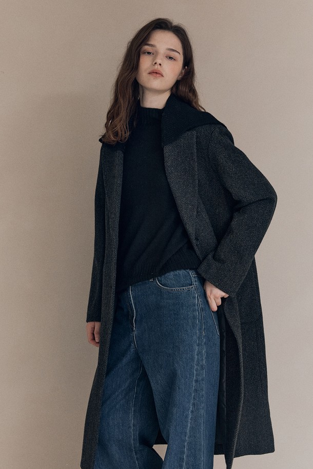 세련된 스타일을 완성하는 [25WT] 세일러 니트 카라 코트 - KHAKI A5WBH84945입니다. 부드러운 촉감의 니트 소재로 제작되어 가을, 겨울 시즌 따뜻하게 착용할 수 있습니다. 롱 기장에 레귤러 핏으로, 클래식하고 베이직한 디자인을 연출하며, 카키 컬러와 무지 패턴이 세련된 분위기를 더합니다. 세일러 코트 타입에 버튼 여밈 방식으로 편안하게 즐길 수 있으며, 출근룩, 모임룩, 데이트룩 등 다양한 TPO에 활용 가능합니다. 미니멀, 시크 스타일을 선호하는 여성에게 추천합니다.
