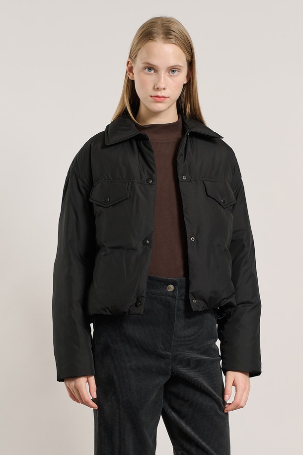 [25WT] 셔츠카라 숏 덕다운 - BLACK A5W9F80399는 여성용으로, 겨울철 일상에서 활용하기 좋은 숏 기장의 블랙 덕다운입니다. 셔츠 카라 디자인과 버튼 여밈 방식으로 캐주얼하면서도 베이직한 스타일을 연출합니다. 겉감은 부드러운 촉감의 나일론 소재로 제작되었으며, 넉넉한 두께감으로 보온성을 높였습니다. 레귤러핏으로 편안하게 착용 가능하며, 긴 소매 기장으로 따뜻함을 더했습니다. 미니멀하고 클래식한 스타일을 선호하는 분들께 추천합니다.
