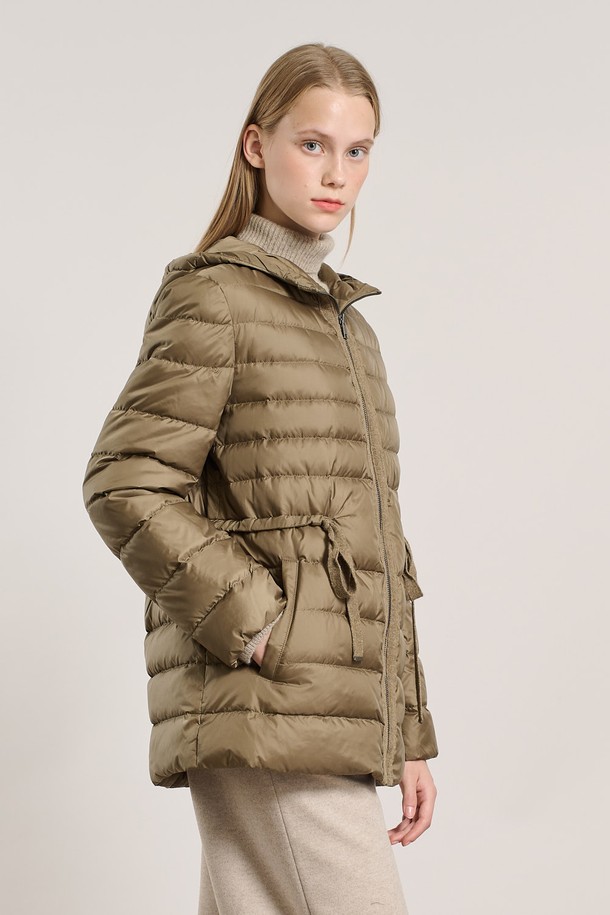 [25WT] 경량 스트링 덕다운 - LIGHT KHAKI A5W9F80781는 가볍고 따뜻한 겨울철 여성 아우터입니다. 라이트 카키 컬러의 무지 디자인으로, 캐주얼 및 베이직 스타일을 연출하기 좋습니다. 부드러운 촉감의 나일론 소재를 사용하여 편안한 착용감을 제공하며, 레귤러핏과 집업 여밈 방식으로 활동성을 높였습니다. 경량 스트링 디테일이 돋보이며, 여행룩이나 산책룩과 같은 일상적인 TPO에 적합합니다. 덕다운 충전재로 보온성을 강화하여 추운 겨울에도 따뜻하게 입을 수 있습니다.
