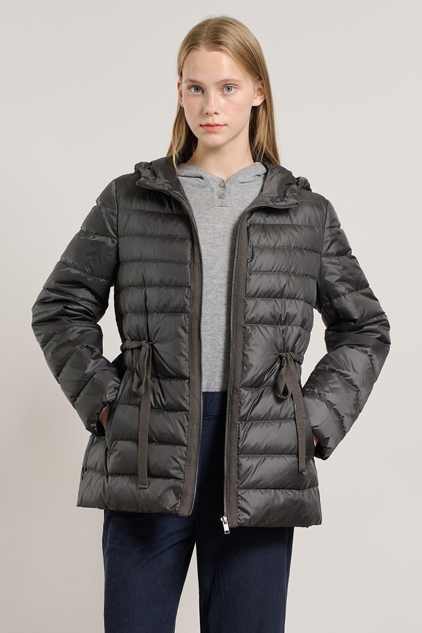 [25WT] 경량 스트링 덕다운 - DARK GRAY(다크 그레이) A5W9F80717는 여성용 아우터로, 겨울철 일상과 출근룩에 적합한 패딩입니다. 캐주얼 및 미니멀 스타일을 추구하는 분들을 위한 무지 디자인의 레귤러핏 크롭 기장 제품입니다. 나일론 소재로 제작되어 부드러운 촉감을 제공하며, 경량 스트링 디자인으로 활동성을 높였습니다. 두꺼운 두께감으로 보온성을 강화한 긴소매 집업 스타일의 덕다운 패딩입니다.
