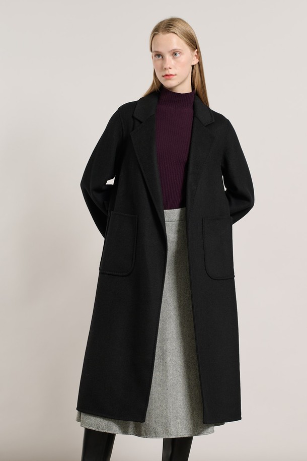 [25WT] 벨티드 핸드메이드 코트 - BLACK A5WAH88299는 미니멀하고 클래식한 스타일을 추구하는 여성 고객을 위한 롱 기장의 핸드메이드 코트입니다. 울 소재로 제작되어 두꺼운 두께감을 자랑하며, 가을과 겨울 시즌에 따뜻하게 착용할 수 있습니다. 블랙 컬러의 무지 디자인은 어떤 룩에도 쉽게 매치할 수 있으며, 벨트 디테일로 허리 라인을 강조하여 세련된 실루엣을 연출합니다. 오피스룩, 출근룩, 모임룩 등 다양한 TPO에 활용 가능하며, 시크하고 세련된 스타일을 완성해 줍니다. 긴 소매 기장과 루즈핏으로 편안함과 스타일을 동시에 만족시키는 아이템입니다.
