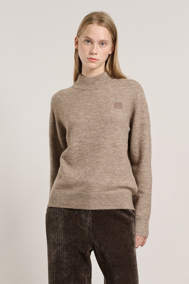 다크 베이지 색상의 [25WT] 알파카 로고 반넥 풀오버입니다. 부드러운 촉감의 알파카 소재로 제작되어 가을과 겨울에 따뜻하게 착용할 수 있습니다. 하프넥 디자인과 긴 소매 기장, 레귤러 핏으로 베이직하고 미니멀한 스타일을 연출합니다. 데일리룩은 물론, 출근룩과 모임룩에도 활용하기 좋으며, 클래식, 미니멀, 캐주얼 등 다양한 스타일을 소화합니다. 풀오버 스타일로 편안하게 착용 가능하며, 로고 패턴이 은은하게 포인트를 더합니다.
