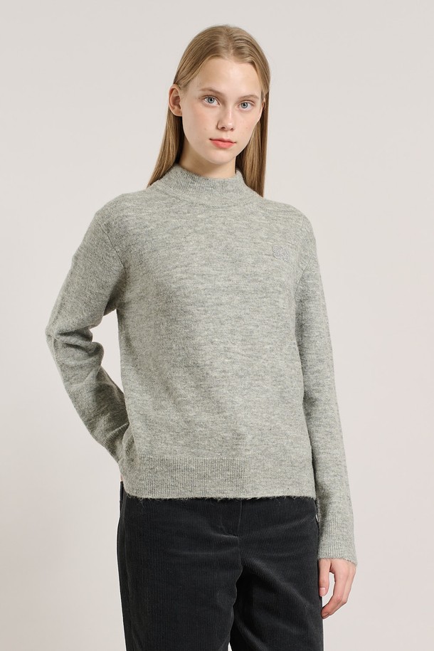 [25WT] 알파카 로고 반넥 풀오버는 부드러운 촉감의 알파카 소재로 제작되어 가을과 겨울에 따뜻하게 착용하기 좋은 여성용 니트/스웨터입니다. 레귤러 핏에 하프넥 디자인으로, 베이직하고 미니멀한 스타일을 연출합니다. 그레이 컬러에 로고 패턴이 포인트로 들어가 심플하면서도 세련된 느낌을 더합니다. 긴 소매 기장과 두꺼운 두께감으로 포근함을 선사하며, 풀오버 스타일로 편안하게 착용할 수 있습니다.
