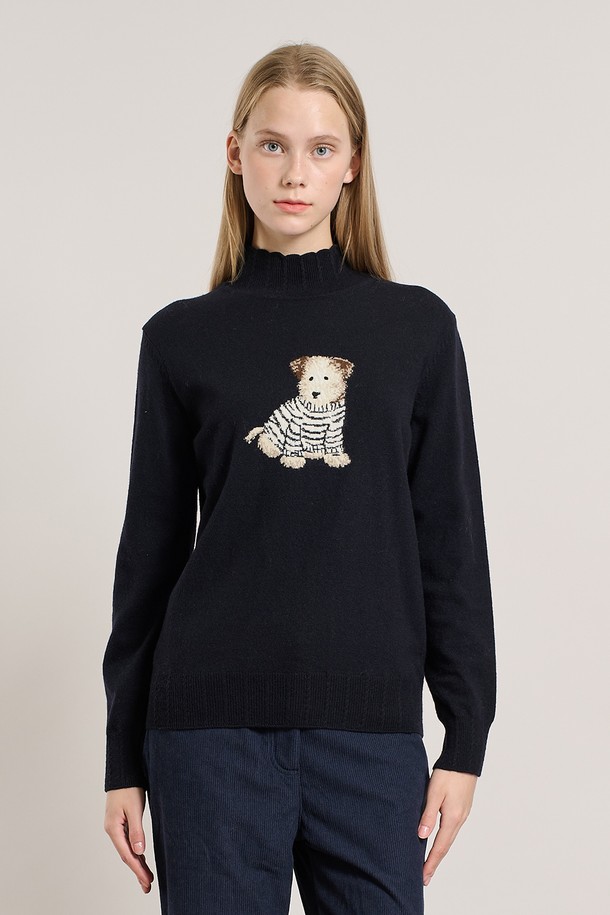 [25WT] 슈아 하프넥 풀오버 - DARK NAVY A5WAK41356는 부드러운 니트 소재의 여성용 하프넥 풀오버입니다. 짙은 네이비 컬러에 캐주얼한 스타일로, 가을과 겨울에 따뜻하게 착용하기 좋습니다. 레귤러 핏에 긴 소매 기장으로 제작되었으며, 곰 캐릭터 자수 디테일이 포인트로 더해져 귀여움을 더했습니다. 하프넥 디자인으로 목을 따뜻하게 감싸주며, 두꺼운 두께감으로 포근한 착용감을 선사합니다. 일상생활에서 편안하고 스타일리시하게 연출할 수 있는 아이템입니다.
