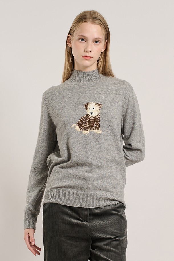 [25WT] 슈아 하프넥 풀오버 - MULTI M GRAY A5WAK41397는 부드러운 촉감의 울 소재로 제작된 여성용 하프넥 풀오버입니다. 캐주얼, 베이직 스타일로 일상에서 편안하게 착용하기 좋으며, 가을과 겨울에 따뜻함을 더해줍니다. 레귤러 핏에 긴 소매 기장으로 디자인되었으며, 두꺼운 두께감으로 포근함을 느낄 수 있습니다. 특히 곰 자수 디테일이 포인트로 더해져 귀여운 무드를 연출합니다. 그레이 컬러의 베이직한 디자인으로 다양한 스타일 연출에 활용하기 좋습니다.
