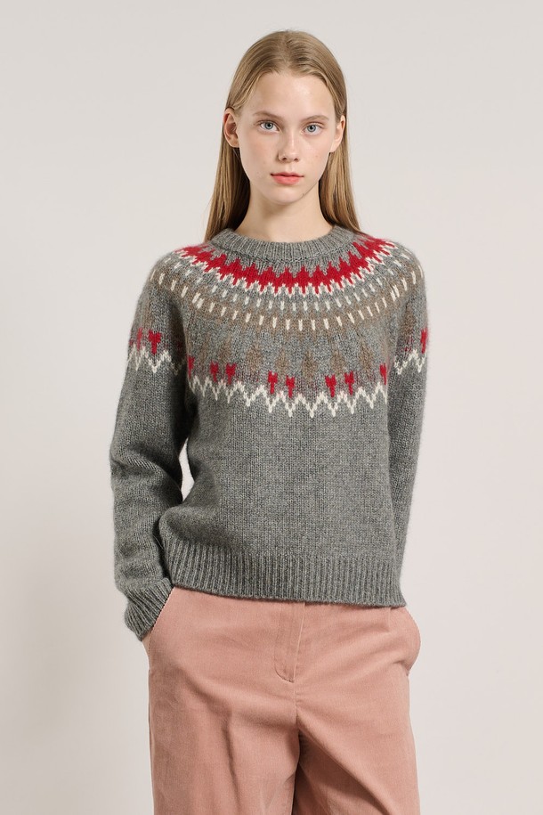 [25WT] 노르딕 클로크 라쿤 풀오버 - DARK GRAY A5WBK43117는 여성용 니트/스웨터입니다. 다크 그레이 컬러의 레귤러핏 라운드넥 풀오버로, 가을과 겨울에 따뜻하게 착용할 수 있습니다. 촘촘한 노르딕 패턴과 부드러운 울 소재, 라쿤 퍼 디테일이 특징이며, 캐주얼 스타일에 잘 어울립니다. 두께감이 있는 긴 소매 디자인으로 포근한 착용감을 선사합니다.
