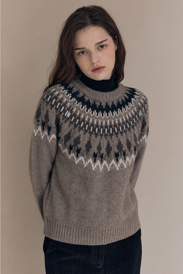 [25WT] 노르딕 클로크 라쿤 풀오버 - DARK BEIGE A5WBK43173는 부드러운 촉감의 울과 라쿤 소재로 제작되어 가을, 겨울 시즌에 따뜻하게 착용할 수 있는 여성용 니트/스웨터입니다. 다크 베이지 컬러에 노르딕 패턴이 더해져 캐주얼하면서도 베이직한 스타일을 연출합니다. 레귤러핏 터틀넥 디자인과 긴 소매 기장으로 보온성을 높였으며, 풀오버 스타일과 라쿤 퍼 디테일이 특징입니다. 두꺼운 두께감으로 포근함을 더하여 일상에서 편안하게 즐기기 좋습니다.
