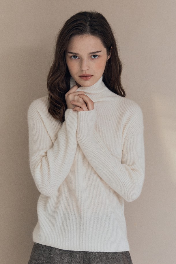 아이보리 컬러의 [25WT] 카멜 폴라 풀오버는 여성스러움을 강조하는 니트/스웨터입니다. 부드러운 울 소재로 제작되어 가을과 겨울, 두 계절 동안 따뜻하게 착용할 수 있습니다. 베이직하고 미니멀한 스타일로 어떤 룩에도 잘 어울리며, 레귤러 핏과 긴 소매, 터틀넥 디자인으로 편안한 착용감을 선사합니다. 특히 카멜 컬러 배색이 포인트로 들어가 세련된 분위기를 더합니다.
