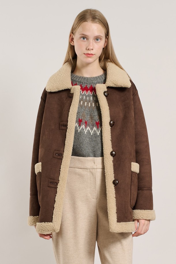 "25WT" 리버시블 페이크무스탕 - DARK BROWN A5WBF84275는 여성용 아우터로, 가을과 겨울에 따뜻하게 입을 수 있는 무스탕입니다. 다크 브라운 컬러의 무지 디자인으로, 캐주얼, 미니멀, 클래식 스타일을 연출하기 좋습니다. 부드러운 촉감의 인조 가죽과 퍼 소재를 사용하여 두꺼운 두께감을 자랑하며, 리버시블 디자인으로 다양한 스타일을 연출할 수 있습니다. 크롭 기장에 버튼 여밈 방식, 긴 소매와 레귤러핏으로 편안하게 착용 가능하며 페이크퍼 디테일이 돋보입니다.