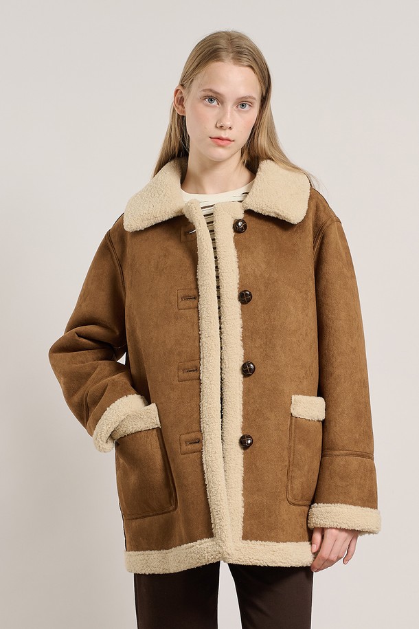 [25WT] 리버시블 페이크무스탕 - BROWN A5WBF84274는 여성용 아우터로, 가을과 겨울에 따뜻하게 착용할 수 있는 무스탕입니다. 브라운 컬러의 무지 디자인으로 캐주얼, 클래식, 미니멀 스타일을 연출하기 좋습니다. 안감은 페이크 퍼로 제작되어 포근함을 더하며, 리버시블 디자인으로 다양한 스타일을 연출할 수 있습니다. 레귤러핏과 버튼 여밈 방식, 긴 소매 기장으로 편안함과 스타일을 모두 갖췄습니다. 인조가죽과 스웨이드 소재로 제작되어 부드러운 촉감을 선사하는 두꺼운 두께감의 무스탕입니다.
