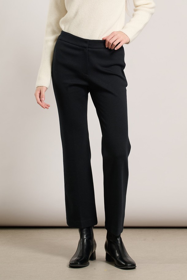 [25WT] 기모 부츠컷 팬츠 - BLACK A5WAP38399는 여성용 부츠컷 기모 바지입니다. 가을과 겨울에 입기 좋은 두꺼운 두께감으로, 부드러운 촉감과 레귤러핏을 제공합니다. 톤온톤 블랙 컬러에 무지 디자인으로, 출근룩, 클래식, 미니멀, 캐주얼 스타일을 모두 소화할 수 있습니다. 밴딩 없이 허리 라인을 잡아주어 깔끔한 실루엣을 연출하며, 일상복으로 활용하기 좋습니다.
