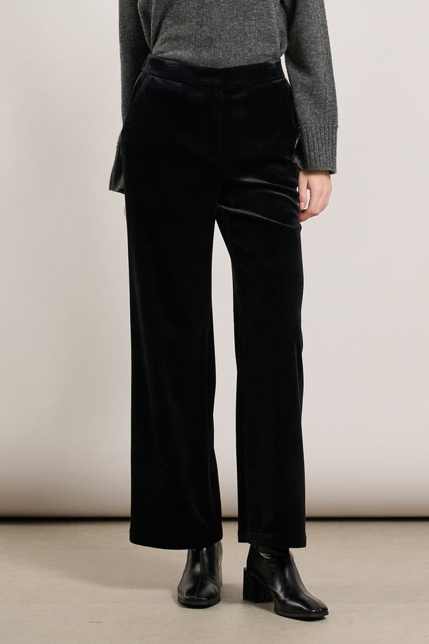 따뜻한 기모 안감으로 포근함을 더한 [25WT] 기모 슬림일자핏 팬츠 - BLACK A5WAP32799입니다. 쌀쌀한 가을, 겨울 시즌에 안성맞춤이며, 베이직하고 미니멀한 스타일로 다양한 상의와 매치하기 좋습니다. 부드러운 촉감과 두꺼운 두께감으로 편안한 착용감을 선사하며, 슬림핏과 일자핏의 조화로 다리 라인을 더욱 슬림하게 연출해줍니다. 깔끔한 무지 디자인에 블랙 컬러로, 출근룩은 물론 데일리룩으로도 활용 가능한 실용적인 아이템입니다.
