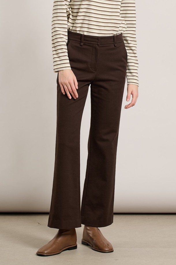 세련된 무드를 연출하는 [25WT] 세미 부츠컷 팬츠 - 다크 브라운 A5WAP32675입니다. 울 소재로 제작되어 부드러운 촉감과 두꺼운 두께감으로 가을, 겨울 시즌에 따뜻하게 착용하기 좋습니다. 세미 부츠컷 실루엣이 다리 라인을 더욱 슬림 해 보이게 하며, 베이직하고 클래식한 디자인으로 오피스룩, 출근룩, 모임룩 등 다양한 TPO에 활용 가능합니다. 미니멀하고 시크한 스타일을 완성해 보세요.
