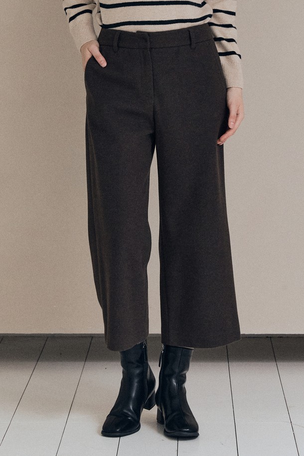 [25WT] 윈터 와이드 팬츠 - DARK BROWN A5WAP32475는 겨울철 우아함과 따뜻함을 선사하는 여성용 와이드 팬츠입니다. 다크 브라운 컬러의 울 소재로 제작되어 베이직하면서도 고급스러운 분위기를 연출합니다. 넉넉한 와이드 핏과 긴 기장으로 편안한 착용감을 제공하며, 출근룩, 오피스룩, 모임룩 등 다양한 TPO에 활용 가능합니다. 클래식, 미니멀, 시크 스타일을 즐겨 입는 분들께 추천하는 필수 아이템입니다. 두꺼운 두께감으로 겨울 추위에도 끄떡없이 따뜻하게 입을 수 있습니다.
