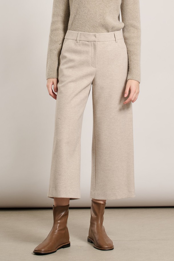 [25WT] 윈터 와이드 팬츠 - M BEIGE A5WAP32472는 여성용 와이드 핏 팬츠입니다. 베이직한 스타일과 무지 디자인으로, 출근룩, 미니멀, 클래식, 캐주얼 스타일에 적합합니다. 겨울 계절에 어울리며, 긴 기장의 베이지색 바지로 따뜻하고 편안한 착용감을 제공합니다.
