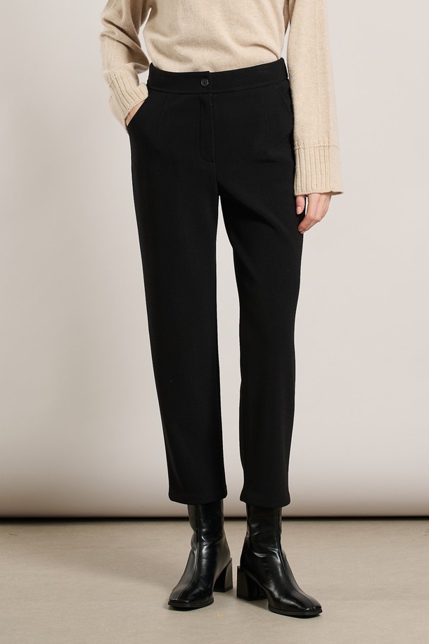 **[25WT] 뒤밴드 기모 팬츠 - BLACK A5WBP34099**는 여성용 기모 팬츠로, 가을과 겨울에 따뜻하게 착용하기 좋습니다. 부드러운 촉감의 기모 안감과 레귤러핏으로 편안한 착용감을 선사하며, 뒷밴딩 디자인으로 활동성을 높였습니다. 무지 디자인에 블랙 컬러로 어떤 상의와도 매치하기 쉬워 미니멀, 클래식, 캐주얼 등 다양한 스타일을 연출할 수 있습니다. 두께감이 있어 보온성이 뛰어나 일상생활에서 활용하기 좋은 아이템입니다.
