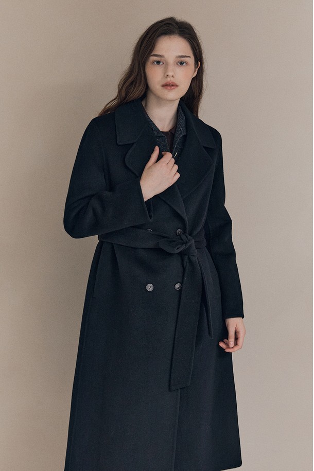 [25WT] 핸드메이드 더블 코트 - BLACK A5WBH83199는 여성 고객을 위한 아우터입니다. 가을과 겨울에 어울리는 블랙 컬러의 롱 기장 더블 코트로, 미니멀하고 클래식한 스타일을 연출합니다. 울 소재로 제작되어 두꺼운 두께감을 자랑하며, 핸드메이드 특유의 고급스러움과 벨트 디테일로 포인트를 더했습니다. 출근룩, 오피스룩, 모임룩 등 다양한 TPO에 활용 가능하며, 시크하고 세련된 스타일을 완성해 줍니다. 레귤러핏으로 제작되어 편안한 착용감을 선사합니다.
