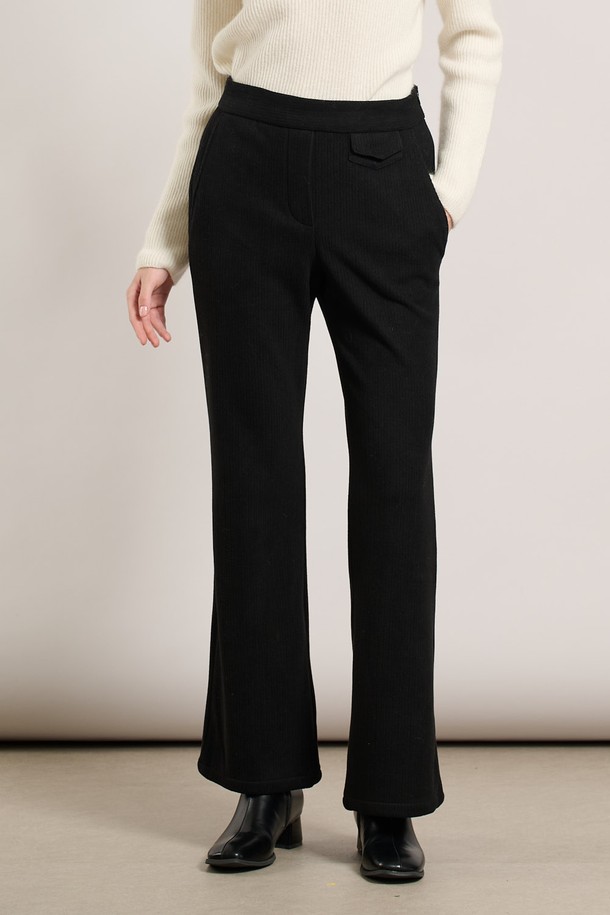 [25WT] 부츠컷 코듀로이 - BLACK A5WAG39199는 여성용으로 제작된 블랙 컬러의 코듀로이 팬츠입니다. 가을, 겨울 시즌에 어울리는 두꺼운 두께감의 긴 기장 바지로, 베이직하고 캐주얼한 스타일을 연출합니다. 레귤러핏 부츠컷 디자인으로 출근룩이나 모임룩에 활용하기 좋으며, 캐주얼, 클래식, 미니멀 스타일을 즐겨 입는 분들께 추천합니다. 무지 패턴의 코듀로이 소재로 제작되어 부드러운 촉감을 선사합니다. 밴딩 처리가 없는 디자인입니다.
