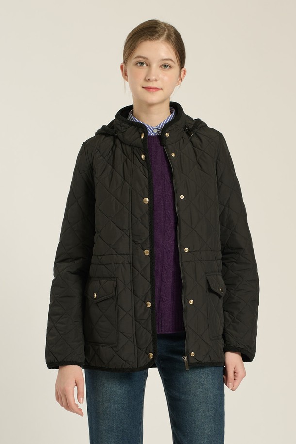 [25WT] 스트링 후드 퀼팅 베스트 - BLACK B5D9I17399는 여성 고객을 위한 캐주얼하고 베이직한 스타일의 퀼팅 베스트입니다. 가을과 겨울에 적합하며, 두꺼운 두께감으로 따뜻함을 제공합니다. 부드러운 촉감의 폴리에스테르 소재로 제작되었으며, 레귤러 핏으로 편안하게 착용할 수 있습니다. 후드와 스트링 디테일이 디자인 특징이며, 출근룩과 모임룩 등 다양한 TPO에 활용 가능합니다. 블랙 컬러의 민소매 디자인으로 미니멀한 스타일을 연출하기 좋습니다.
