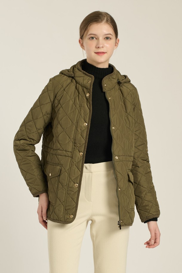 [25WT] 스트링 후드 퀼팅 베스트 - KHAKI (B5D9I17345)는 여성용 아우터, 베스트입니다. 가을과 겨울에 착용하기 적합하며, 캐주얼 스타일을 연출할 수 있습니다. 카키 컬러의 퀼팅 패턴, 크롭 기장, 집업 여밈 방식, 레귤러핏 디자인이 특징입니다. 부드러운 나일론 소재로 제작되었으며, 두꺼운 두께감과 민소매 디자인이 특징입니다. 후드와 스트링 디테일로 포인트를 더했습니다.
