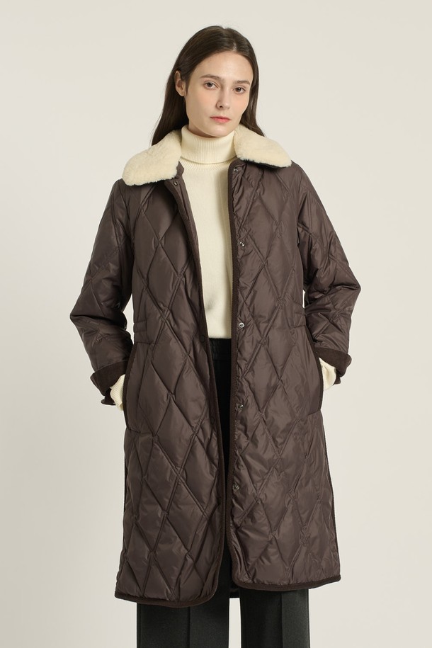 [25WT] 포우 퍼 카라 다운 - DARK BROWN B5D9F87375는 여성용 다운 점퍼입니다. 겨울철 일상복으로 적합하며, 베이직하고 캐주얼한 스타일을 연출합니다. 다크 브라운 컬러의 퀄팅 패턴이 돋보이며, 오버핏의 숏패딩으로 제작되었습니다. 부드러운 촉감의 나일론 소재와 두꺼운 두께감으로 따뜻함을 선사하며, 긴 소매와 집업 여밈 방식, 퍼 카라 디테일이 특징입니다. 안감은 패딩으로 되어 있습니다.
