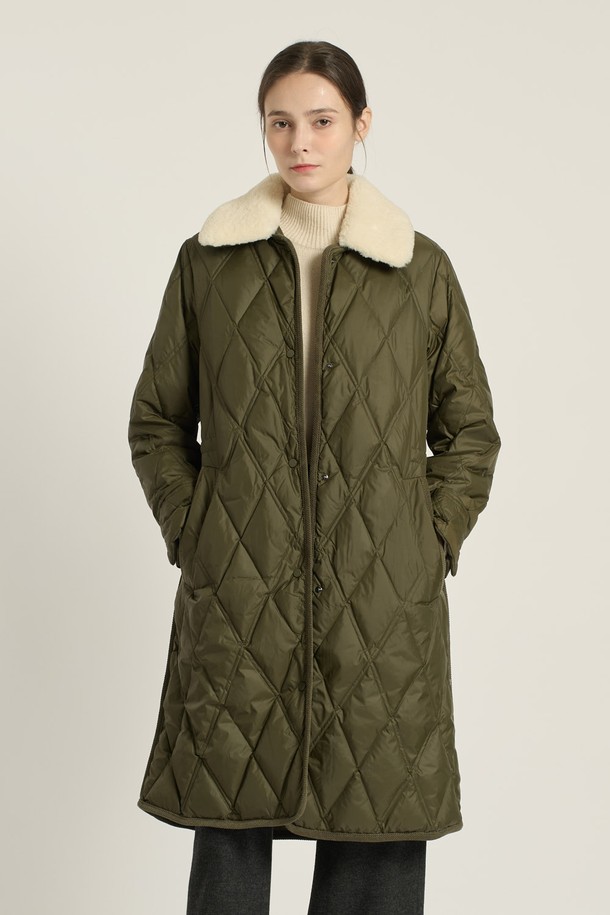 [25WT] 포우 퍼 카라 다운 - 카키 B5D9F87345는 여성용 다운점퍼입니다. 겨울철 캐주얼 스타일을 연출하기 좋으며, 오버핏과 퀄팅 패턴으로 편안하면서도 세련된 느낌을 줍니다. 두꺼운 두께감의 나일론 소재로 제작되었으며, 긴 소매와 퍼 카라 디테일이 특징입니다. 안감은 패딩 처리되어 보온성을 높였으며, 버튼 여밈 방식으로 간편하게 착용할 수 있습니다. 미니멀, 클래식 스타일을 선호하는 분들께 추천합니다.
