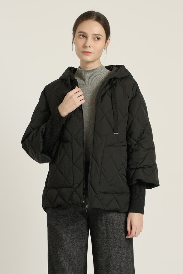 [25WT] 니트 배색 하프 기장 집업 다운 - BLACK B5D9F80799은 여성용 겨울 아우터입니다. 캐주얼 스타일의 블랙 컬러 무지 제품으로, 니트 배색이 포인트입니다. 두꺼운 두께감의 레귤러핏 다운 점퍼이며, 하프 기장과 긴 소매, 집업 여밈 방식이 특징입니다. 일상에서 편안하게 착용하기 좋은 스타일의 다운 자켓입니다.
