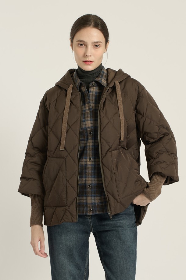 [25WT] 니트 배색 하프 기장 집업 다운은 여성용 아우터로, 브라운 컬러의 따뜻하고 포근한 겨울철 필수 아이템입니다. 캐주얼, 베이직 스타일을 기반으로, 오버핏과 니트 배색 디자인이 돋보이는 하프 기장의 패딩 점퍼입니다. 부드러운 촉감의 나일론 소재와 두꺼운 두께감으로 보온성을 높였으며, 집업 방식과 긴 소매로 편안함을 더했습니다. 여행룩, 캠핑룩 등 다양한 TPO에 활용 가능한 실용적인 제품으로, 미니멀하고 클래식한 스타일을 선호하는 분들께 추천합니다.
