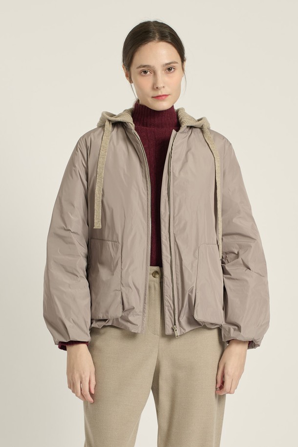 [25WT] 니트 후드 볼륨 구스다운 - LIGHT GRAY B5D9F80415는 여성용 아우터로, 겨울철 캐주얼룩을 위한 구스다운입니다. 라이트 그레이 컬러의 무지 디자인으로, 오버핏과 두꺼운 두께, 부드러운 촉감이 특징입니다. 후드 스타일의 긴 소매 집업 방식이며, 출근룩과 여행룩에 모두 활용 가능합니다. 캐주얼, 미니멀, 클래식 스타일을 즐겨 입는 분들께 추천합니다. 특히 볼륨감 있는 디자인이 돋보이는 제품입니다.
