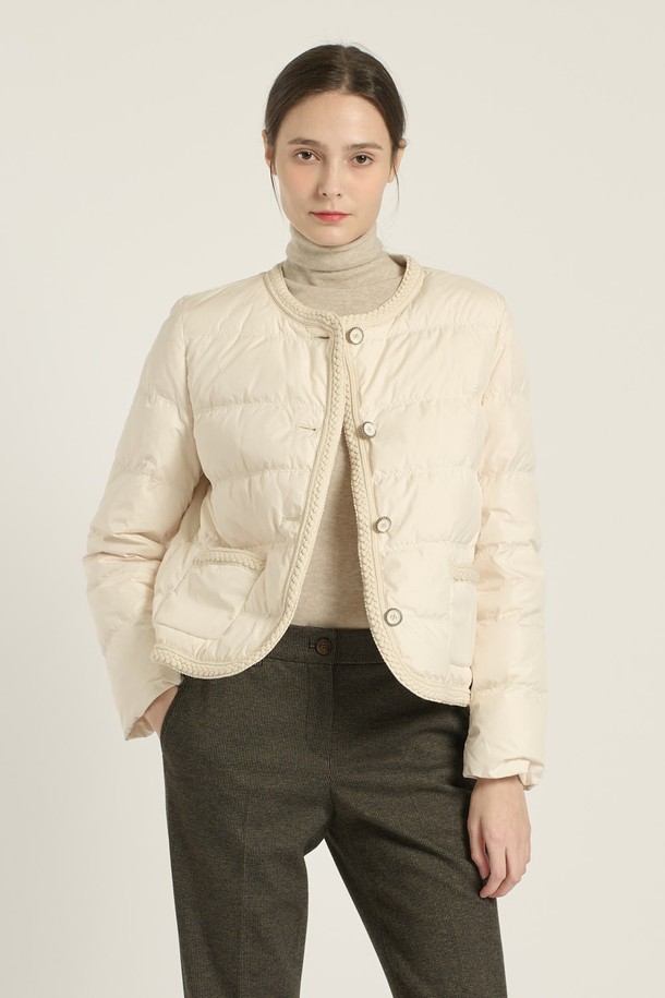 [25WT] 라운드넥 블레이드 숏다운 - CREAM B5D9F80314는 여성용 숏다운으로, 겨울철 일상 및 출근룩에 적합합니다. 크림색상의 무지 디자인에 라운드넥으로 미니멀하고 베이직한 스타일을 연출합니다. 두꺼운 두께감의 나일론 소재로 제작되었으며, 부드러운 촉감과 보온 기능을 제공합니다. 레귤러핏으로 편안하게 착용 가능하며, 긴 소매와 버튼 여밈 방식이 특징입니다. 안감은 패딩 처리되어 따뜻함을 더해줍니다.
