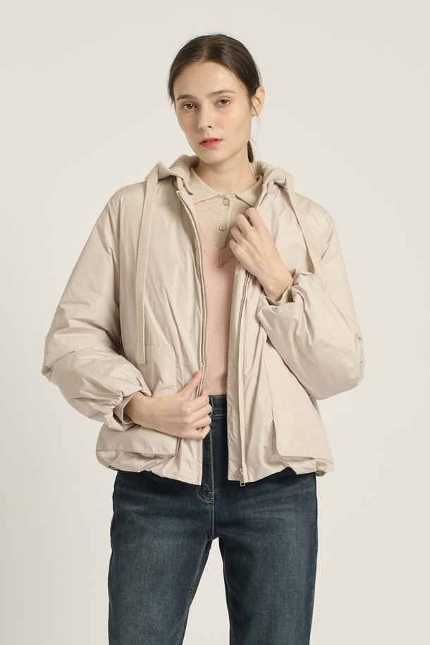 [25WT] 니트후드 볼륨 구스다운 - LIGHT BEIGE B5D9F80471는 여성용 아우터로, 겨울철 캐주얼 스타일을 연출하기에 좋은 구스다운 패딩입니다. 라이트 베이지 색상의 무지 디자인이며, 니트 후드가 달려 있어 포근한 느낌을 줍니다. 크롭 기장에 오버핏으로 디자인되어 트렌디한 스타일을 연출하며, 집업 방식으로 간편하게 착용할 수 있습니다. 부드러운 촉감과 두꺼운 두께감으로 뛰어난 보온성을 제공하여 여행룩, 캠핑룩 등 다양한 TPO에 활용 가능합니다. 미니멀, 고프코어 스타일을 선호하는 분들께 추천합니다.
