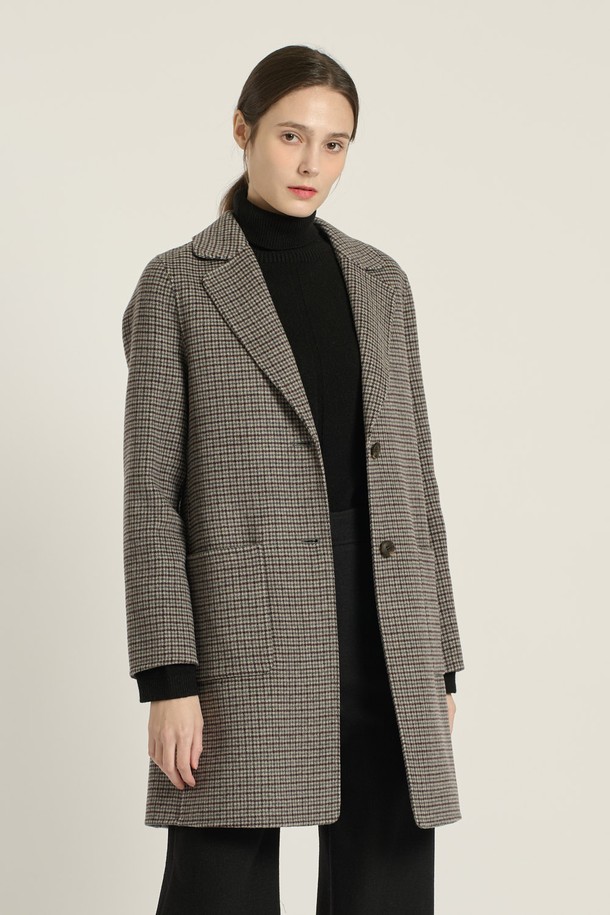 세련된 멀티 M 그레이 컬러의 [25WT] 싱글버튼 체크 핸드메이드 코트입니다. 부드러운 촉감과 두꺼운 두께감으로 겨울과 가을, 따뜻하고 포근하게 착용할 수 있습니다. 롱, 하프, 미디엄 기장으로 출시되어 다양한 스타일 연출이 가능하며, 루즈핏과 릴랙스핏으로 편안한 착용감을 선사합니다. 클래식, 모던, 세련된 무드를 동시에 느낄 수 있으며, 출근룩과 오피스룩에 활용하기 좋아 활용도가 높습니다. 체크 패턴과 싱글 코트 디자인이 만나 고급스러운 분위기를 더하며, 포켓과 보온성, 내구성까지 갖춘 실용적인 아이템입니다.
