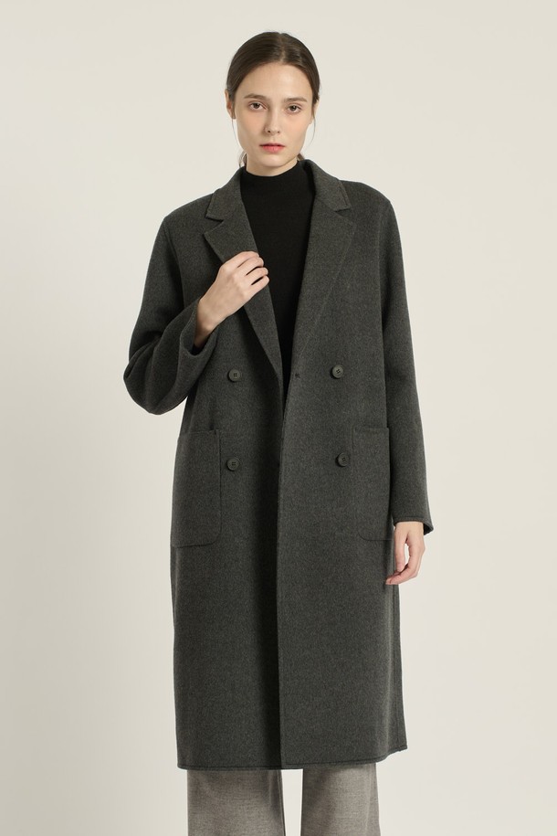 [25WT] 더블단추 핸드메이드 코트 - CHARCOAL GRAY (차콜 그레이) B5DAH82698는 여성스러운 출근룩, 오피스룩, 모임룩에 어울리는 코트입니다. 모던하고 세련된 스타일을 연출하며, 울, 캐시미어, 모 소재의 부드러운 촉감이 특징입니다. 롱 기장의 루즈핏으로 편안하게 착용 가능하며, 테일러드 카라와 큰 포켓 디테일이 돋보입니다. 차콜 그레이 색상으로 가을, 겨울 시즌의 클래식하고 시크한 룩을 완성해보세요. 더블 버튼 여밈 방식의 핸드메이드 코트입니다.
