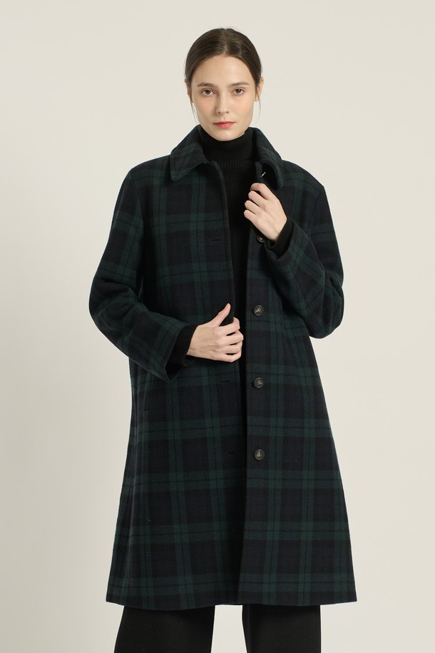 세련된 DARK GREEN 컬러의 [25WT] 스텐카라 클래식 체크 코트입니다. 모던하고 고급스러운 디자인으로, 겨울, 간절기, 가을 시즌에 활용하기 좋습니다. 슬림핏 또는 레귤러핏으로 연출 가능하며, 싱글 버튼 여밈과 스텐카라 디자인이 특징입니다. 데이트룩, 오피스룩, 모임룩 등 다양한 TPO에 맞춰 클래식, 미니멀, 시크한 스타일을 연출해보세요. 롱 또는 미디엄 기장으로, 체크 패턴과 포켓 디테일이 돋보이는 여성 코트입니다.
