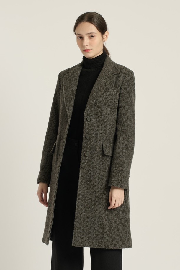 [25WT] 헤링본 롱 코트 - CHARCOAL GRAY (차콜 그레이) B5DAH82998은 여성용 아우터 코트입니다. 가을, 겨울 시즌에 어울리는 두꺼운 두께감의 롱 기장 싱글 코트로, 클래식, 모던, 우아한, 베이직한 스타일을 연출합니다. 챠콜 그레이와 카키 브라운 두 가지 색상으로 출시되었으며, 헤링본 패턴에 테일러드 칼라, 플랩 포켓, 소매 버튼 디테일이 특징입니다. 부드러운 촉감의 모, 울, 나일론 혼방 소재로 제작되어 출근룩, 오피스룩, 모임룩 등 다양한 TPO에 활용 가능하며, 클래식, 미니멀, 시크한 스타일을 완성합니다. 레귤러핏으로 제작되어 편안한 착용감을 선사합니다.

