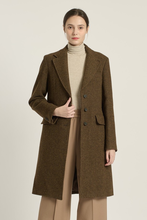 세련된 헤링본 패턴의 [25WT] 헤링본 롱 코트 - 카키 브라운 B5DAH82985는 여성스러운 라인을 살려주는 슬림핏 싱글 코트입니다. 울, 나일론, 폴리에스테르, 폴리우레탄 혼방 소재로 제작되어 부드러운 촉감과 적당한 두께감으로 가을, 겨울 시즌에 착용하기 좋습니다. 긴 소매 기장과 플랩 포켓 디테일, 안감 처리가 되어 있어 클래식하면서도 모던한 무드를 연출합니다. 출근룩, 오피스룩, 모임룩 등 다양한 TPO에 활용 가능하며, 미니멀, 시크 스타일을 즐기는 분들께 추천합니다. 색상은 카키 브라운과 차콜 그레이 두 가지로 출시되었습니다.
