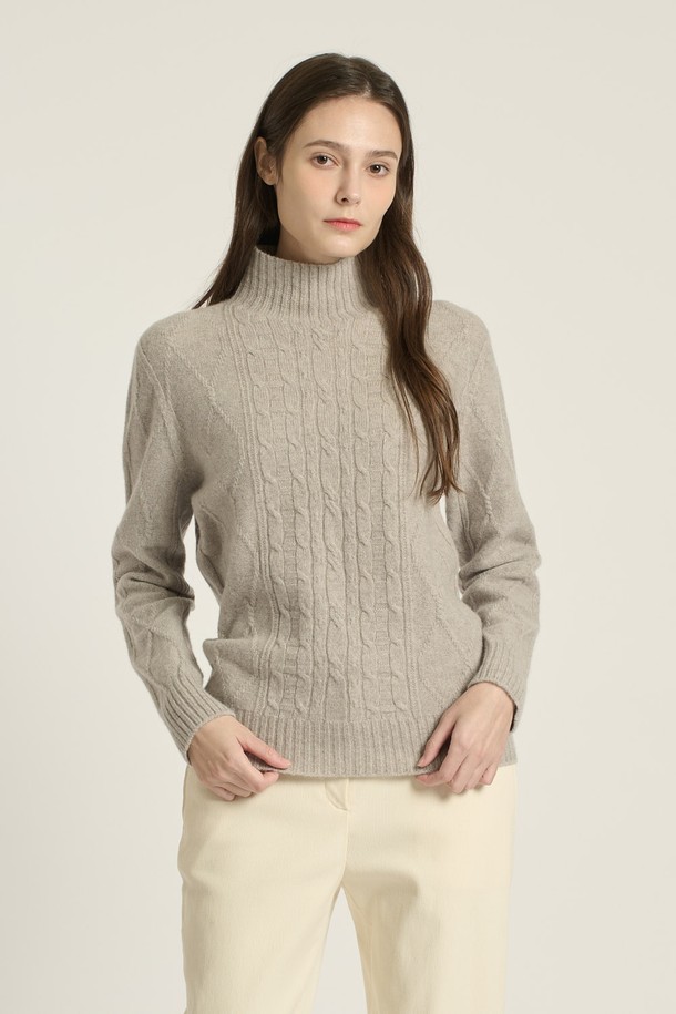 [25WT] 헤어리 케이블 풀오버 - OYSTER (B5DBK42886)는 부드러운 촉감의 양모, 알파카, 나일론 혼방 소재로 제작된 여성용 터틀넥 니트 스웨터입니다. 겨울 시즌에 어울리는 두꺼운 두께감과 레귤러핏 디자인으로, 클래식하고 우아한 스타일을 연출합니다. 케이블 패턴과 긴 소매는 포멀, 캐주얼, 일상 등 다양한 TPO에 활용 가능하며, 오피스룩, 모임룩, 데이트룩에 모두 잘 어울립니다. OYSTER 컬러는 세련된 분위기를, DARK RED 컬러는 따뜻한 느낌을 더합니다. 미니멀하면서도 클래식한 디자인으로 폭넓은 스타일링이 가능한 아이템입니다.
